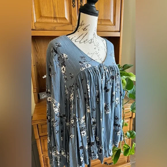 Chelsea & Theodore Blue and Black Floral Flowy Boho Blouse - Large - Picture 2 of 10